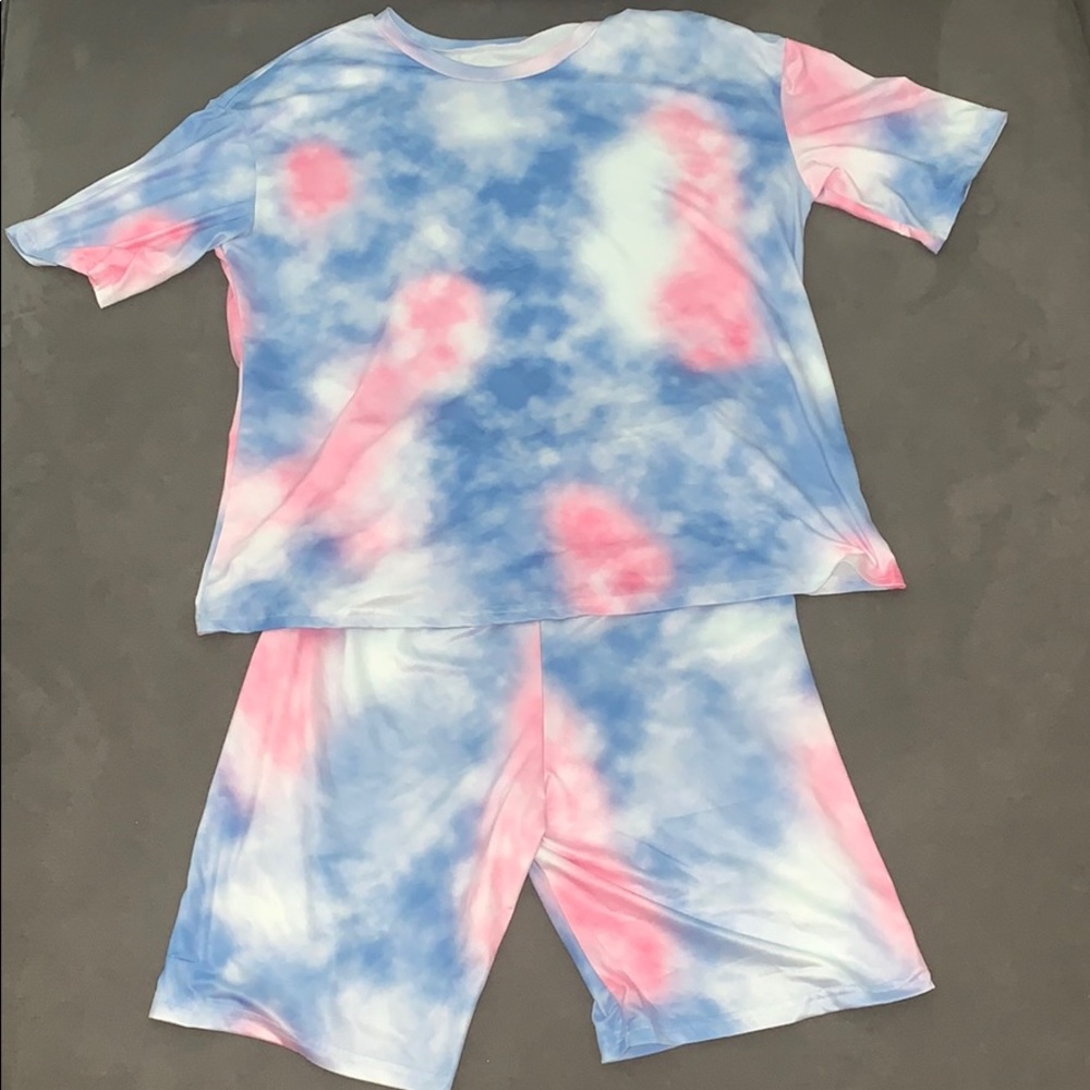 NEW! 2 piece tie dye short set
